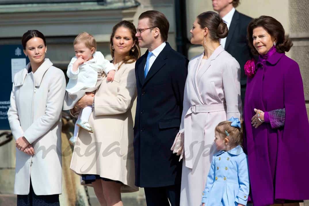 Sofia Hellqvist, princesa Madeleine con su hija Leonor, Daniel Westling, princesa Victoria con su hija Estele y la reina Silvia de Suecia