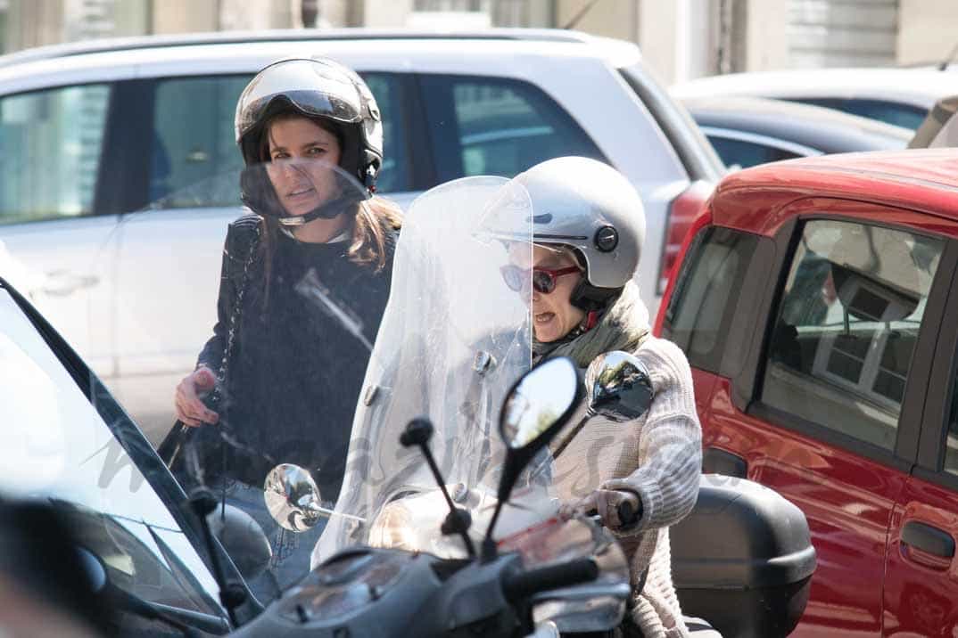 carlota casiraghi en moto por roma