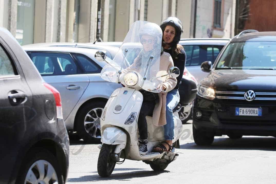 carlota casiraghi en moto por roma