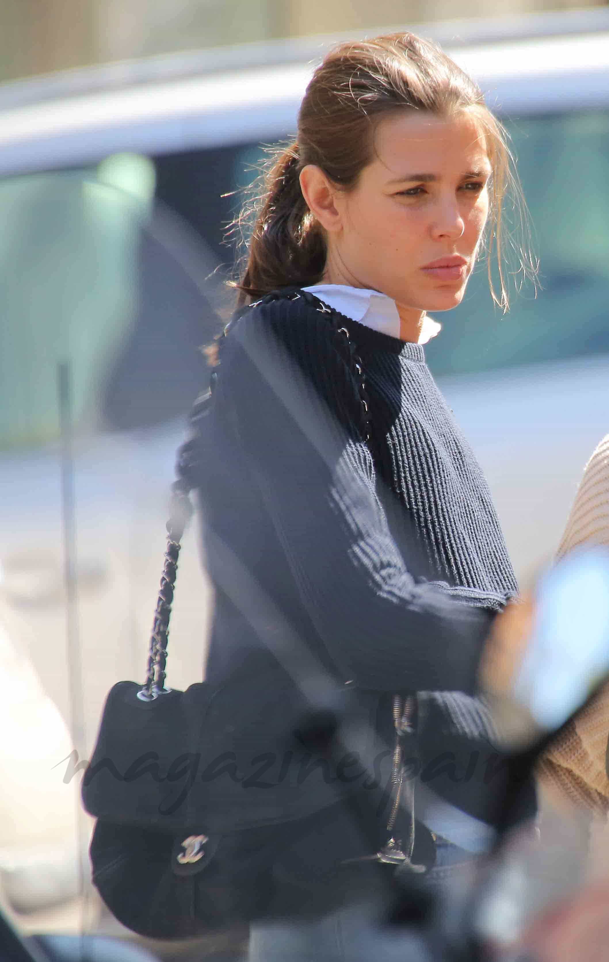 carlota casiraghi en moto por roma