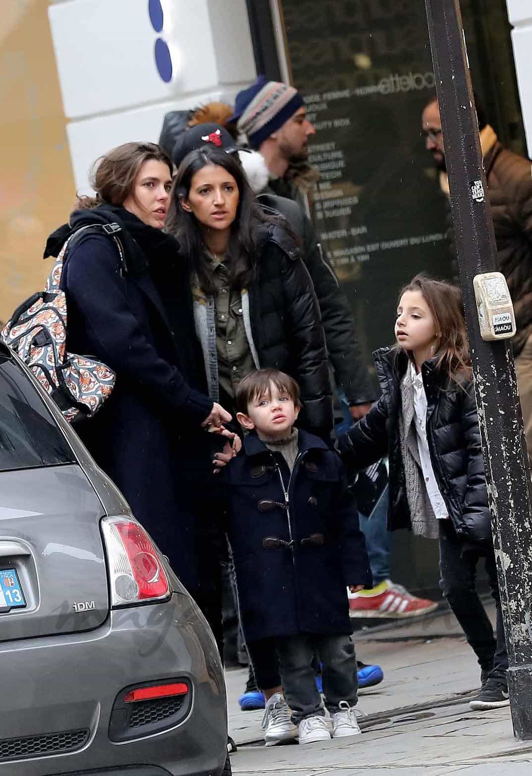 carlota casiragui nueva vida en paris con su hijo