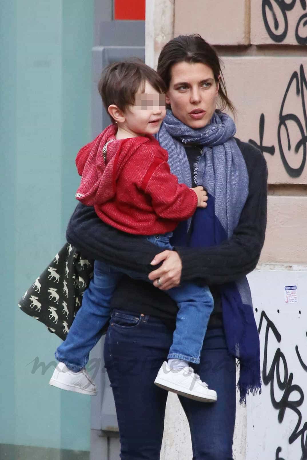 carlota casiraghi y su hijo raphael paseo por roma