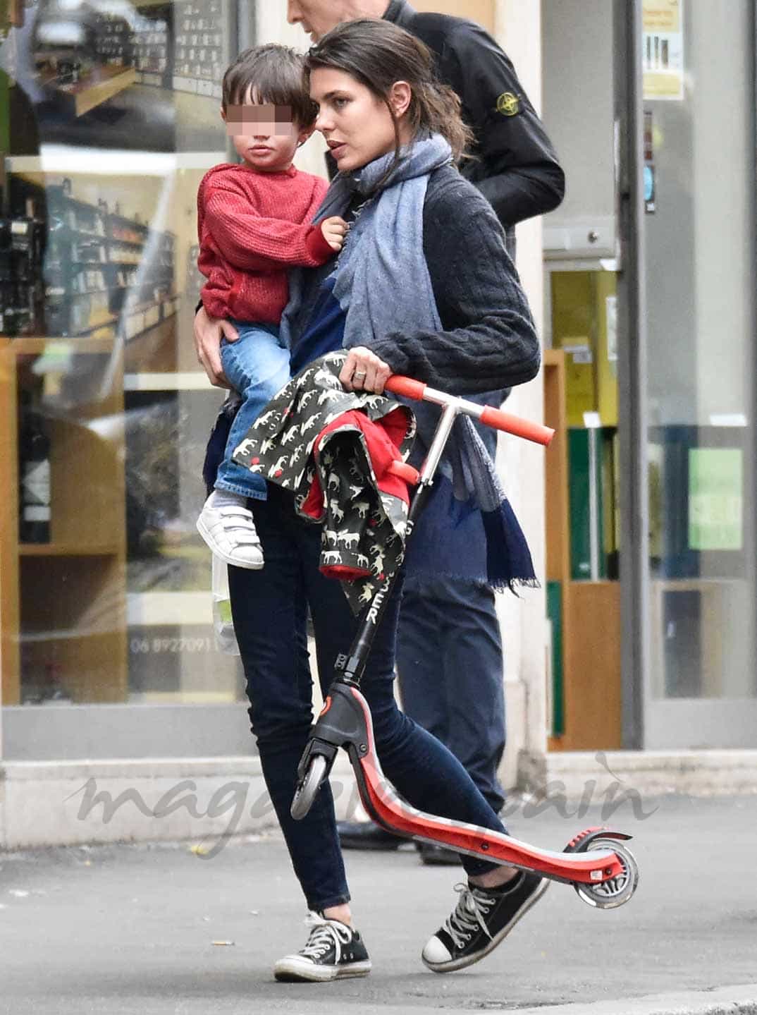 carlota casiraghi y su hijo raphael paseo por roma