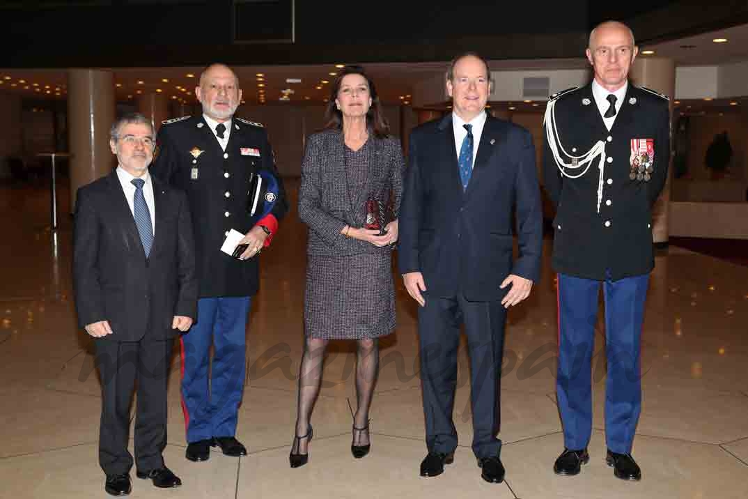 carolina y alberto de monaco con los carabineros de concierto