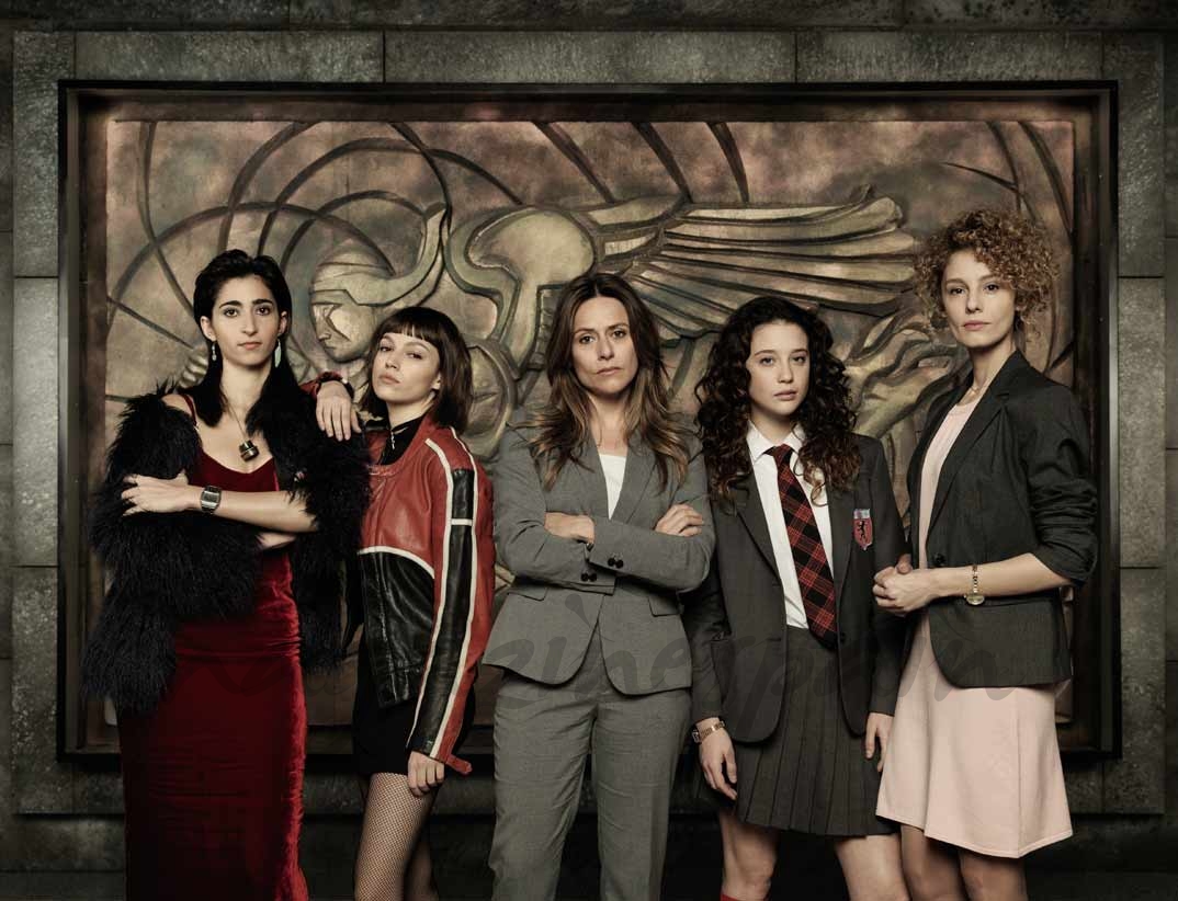 Alba Flores, Úrsula Corberó, Itziar Ituño, María Pedraza y Esther Acebo - La Casa de papel - Capítulo 2- © Atresmedia