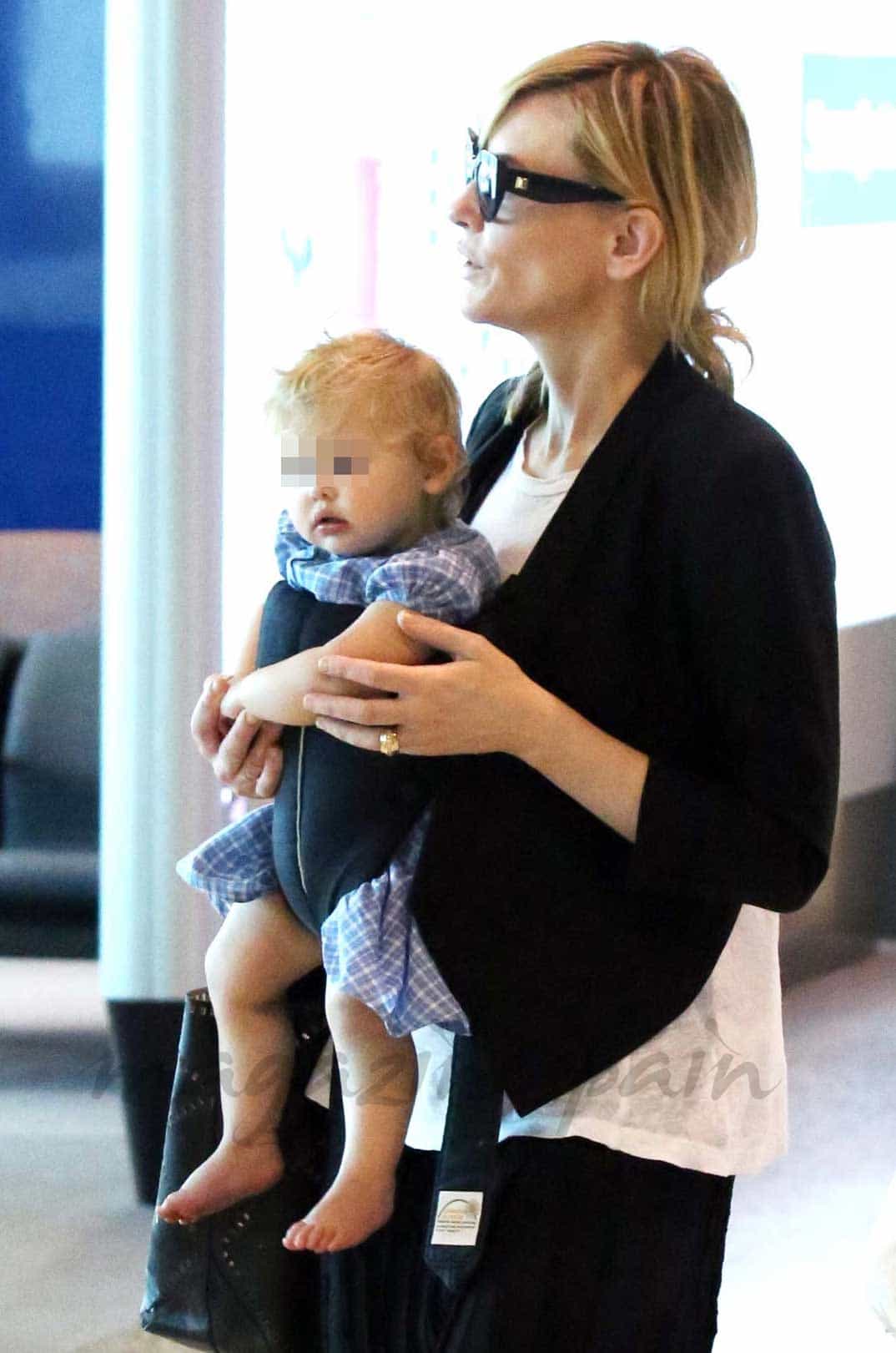 cate blanchett con su hija adoptada