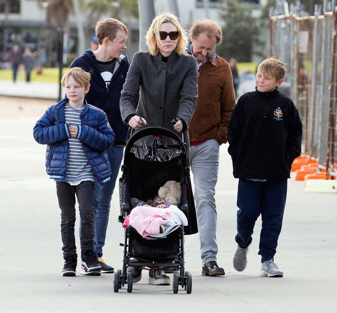 cate-blanchett-y andrew upton con sus hijos-con sus hijos