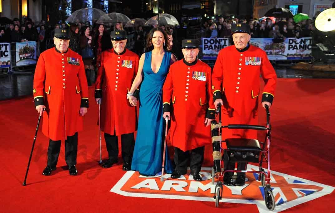 catherine zeta jones en el estreno de dad s army