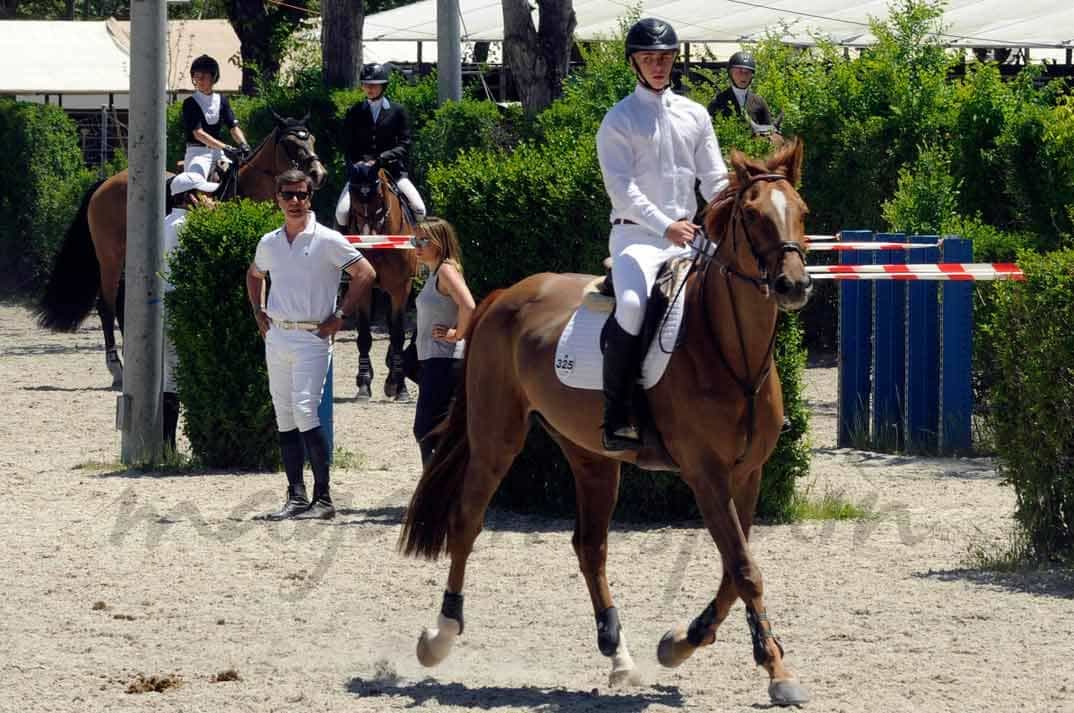 cayetano-martinez-de-irujo-y-su-hijo-luis en la hipica de madrid