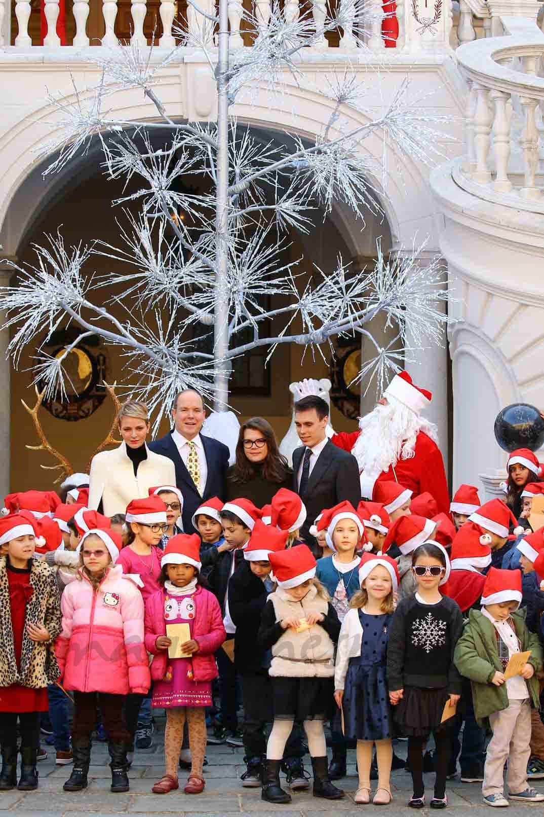 charlene-alberto-louis-ducruet-y-camille-gottlieb-inauguran la navidad en monaco