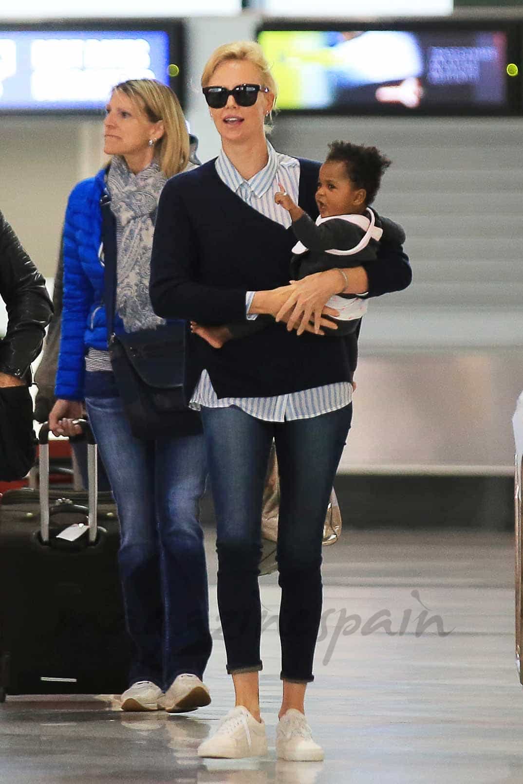 charlize-theron con su hijo adoptado