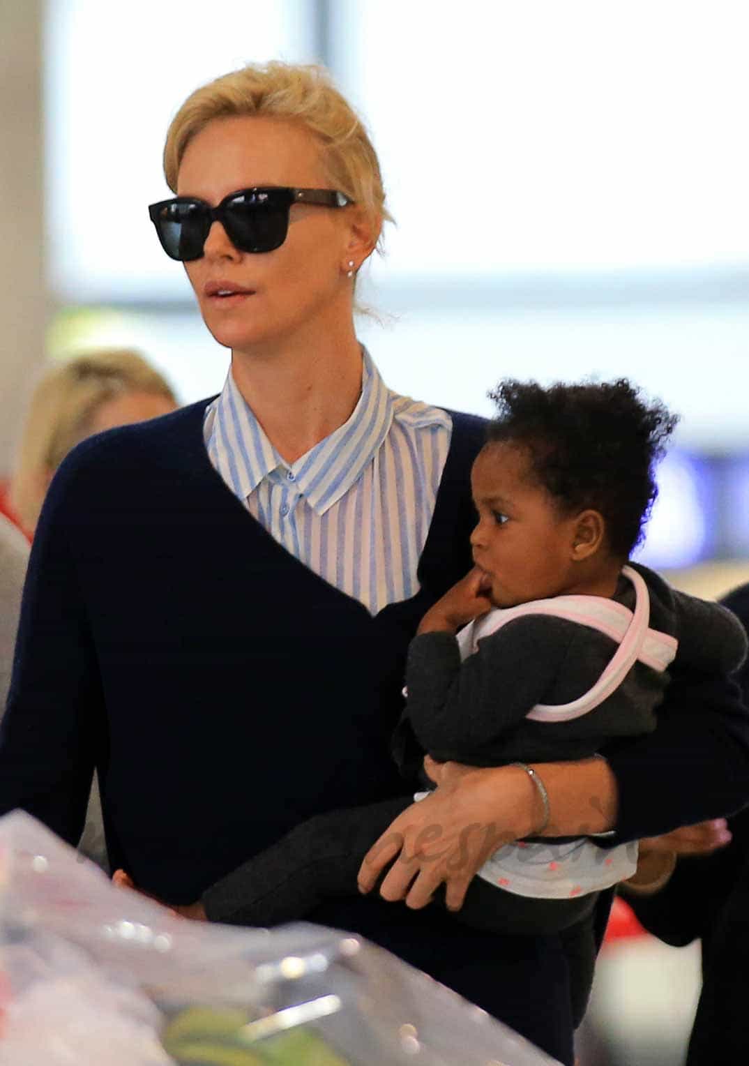 charlize-theron con su hijo adoptado