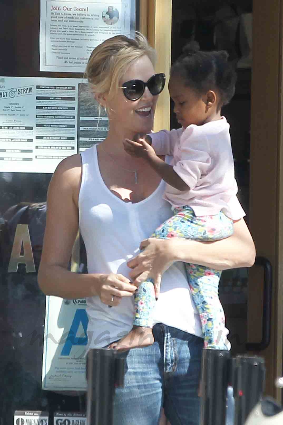 charlize theron paseo con sus hijos