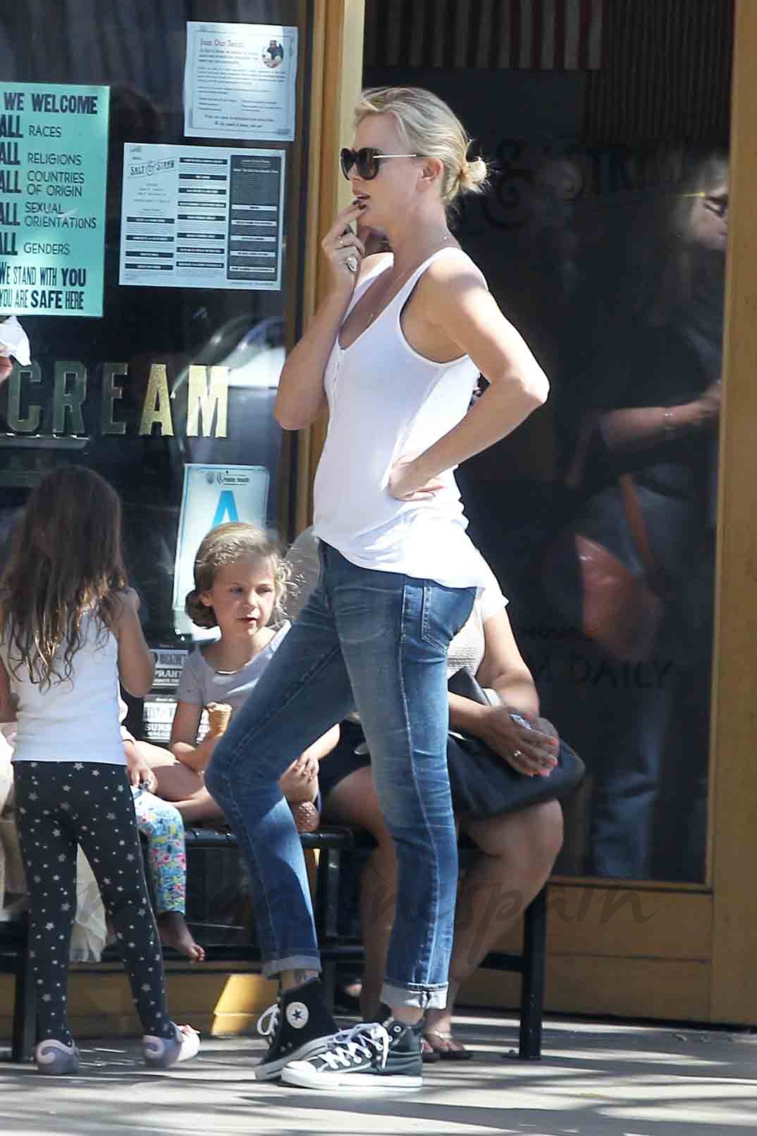 charlize theron paseo con sus hijos