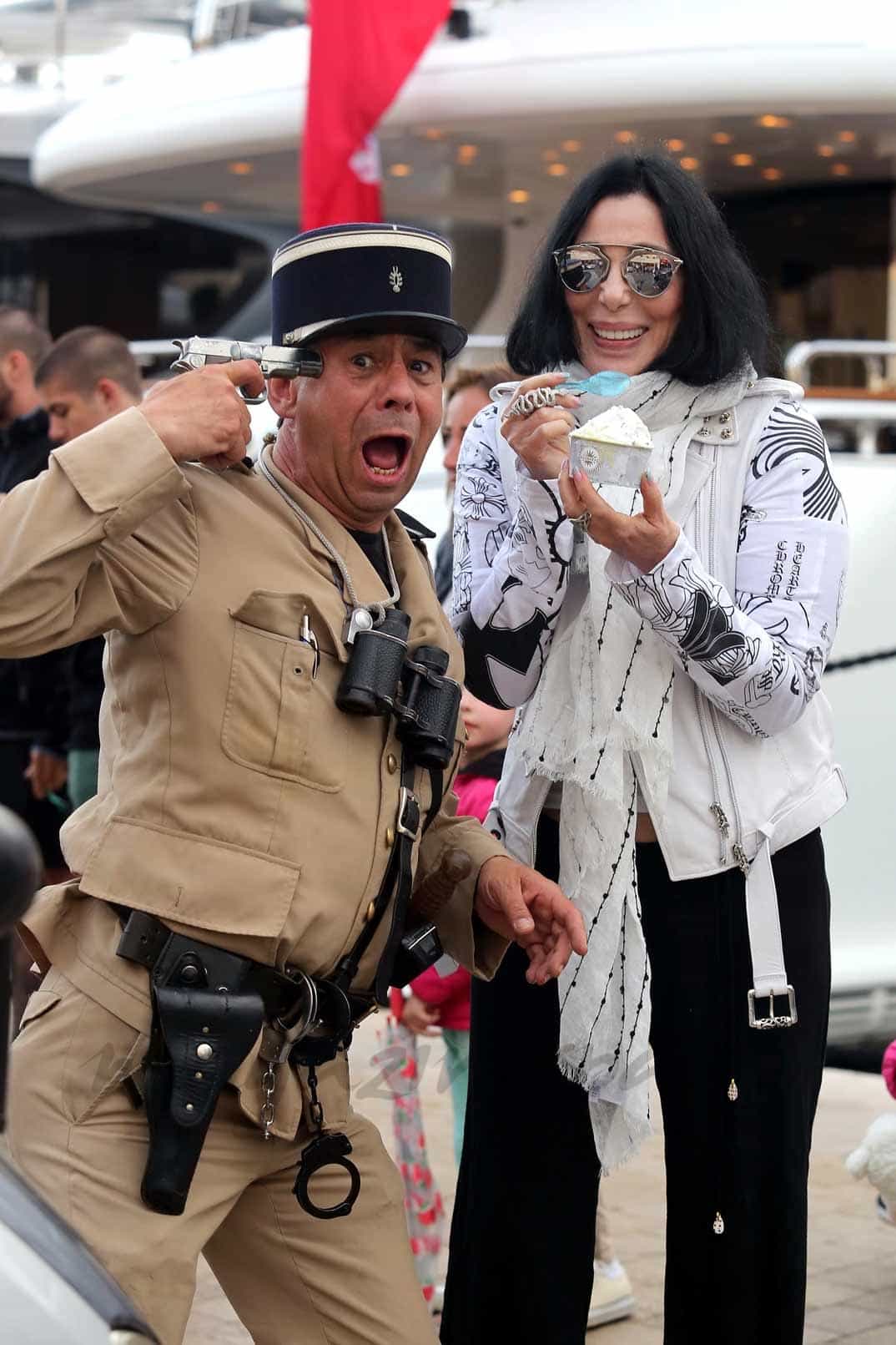 cher come helados con la policia de saint tropez