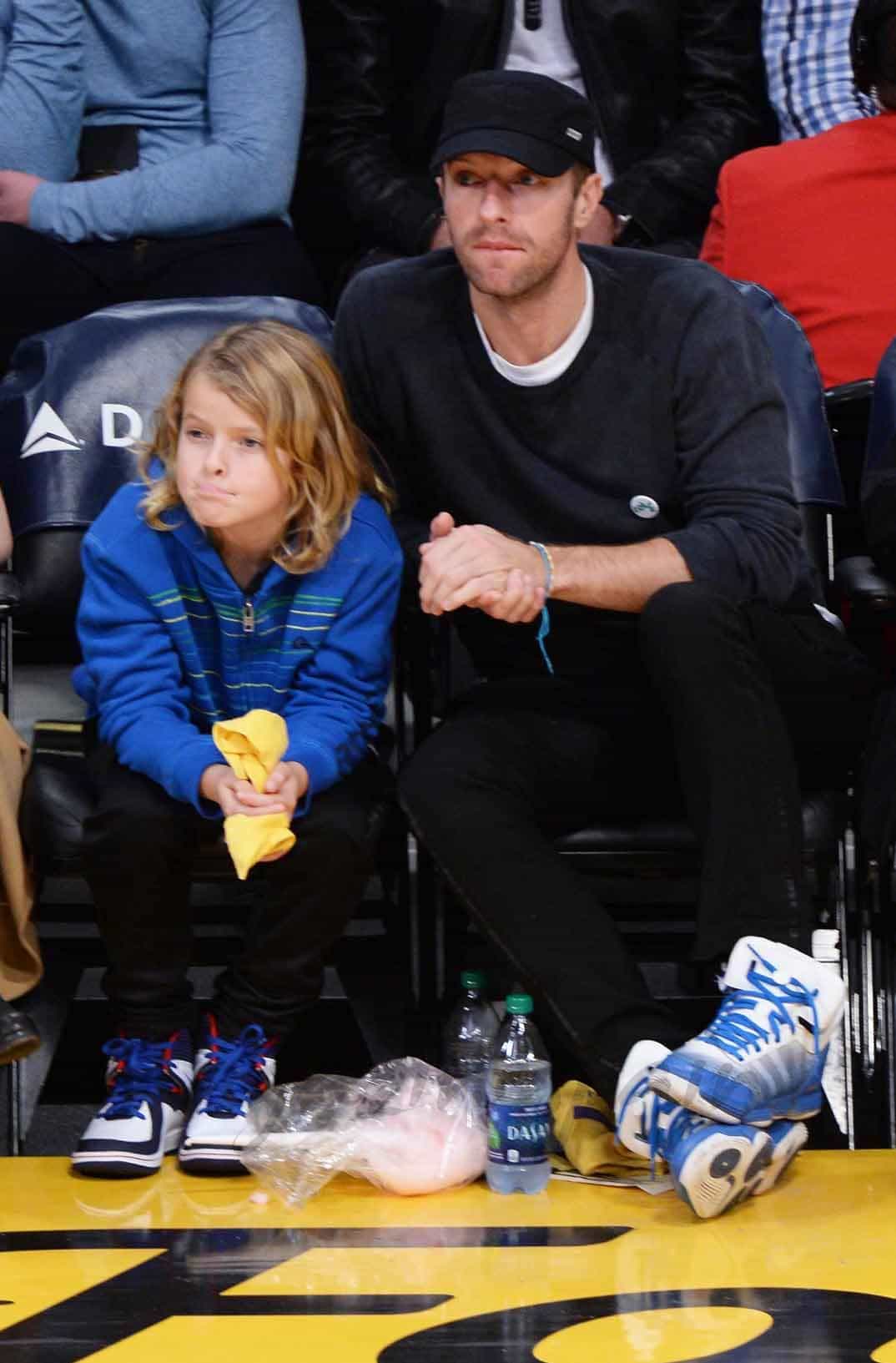 chris-martin-con-su-hijo en el basket