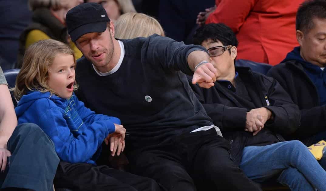 chris-martin-con-su-hijo en el basket