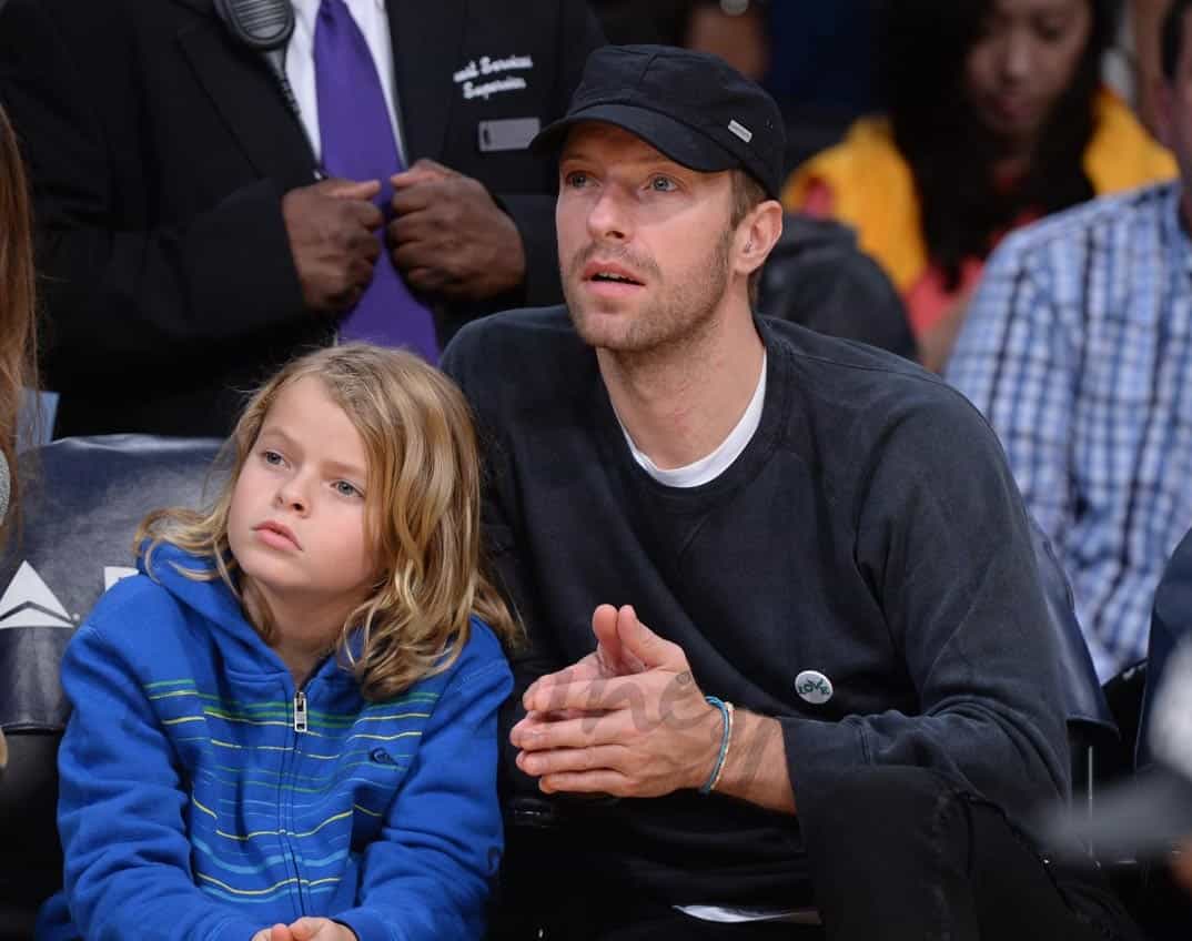 chris-martin-con-su-hijo en el basket