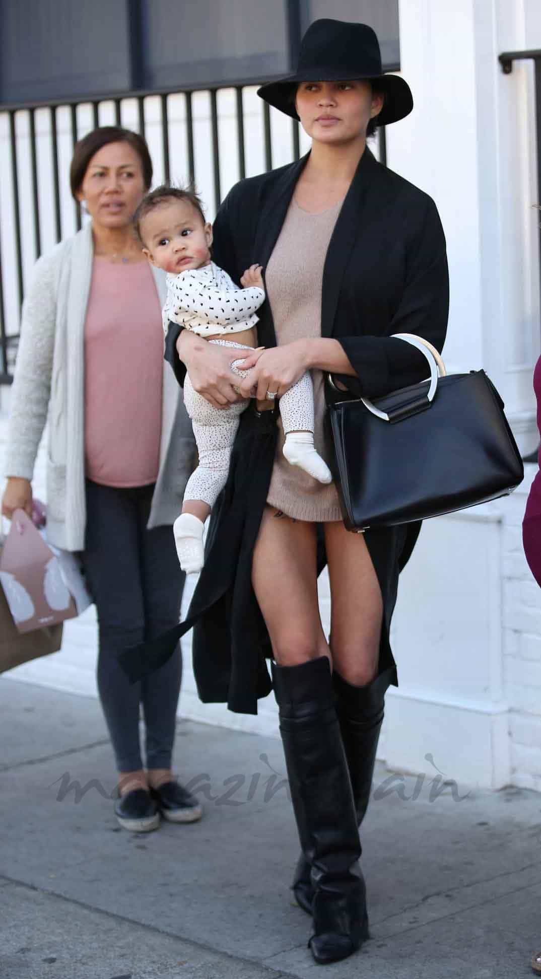 chrissy teigen presume de hija