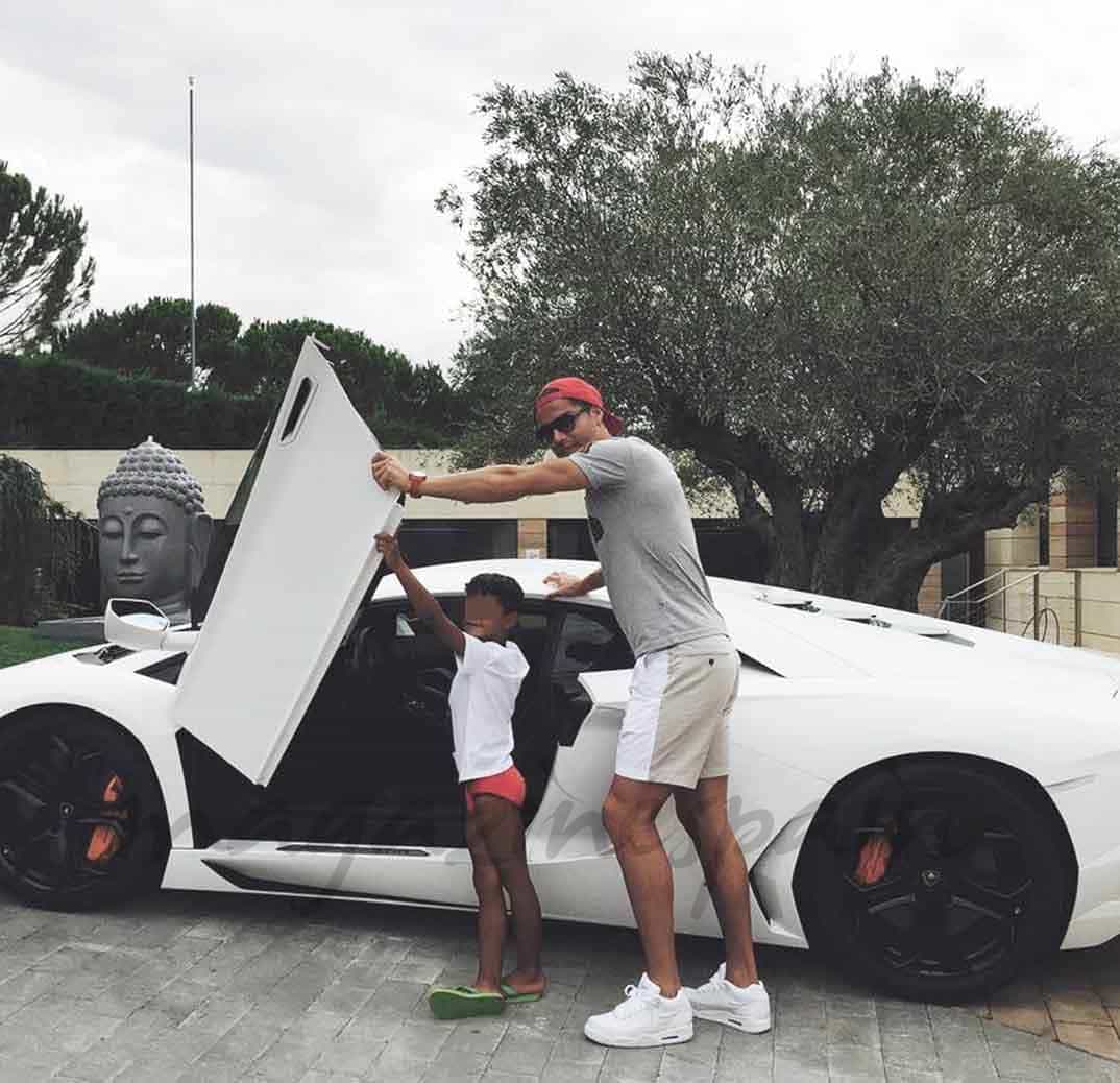 cristiano-ronaldo-y-su-lamborghini-aventor