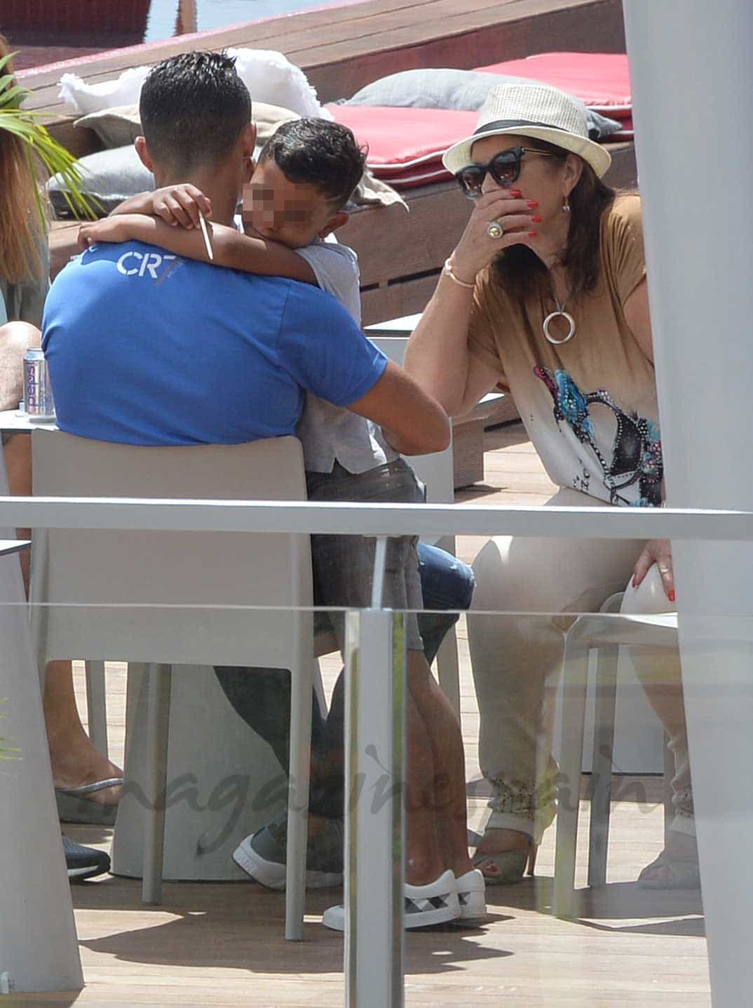 cristiano ronaldo con su hijo y su madre