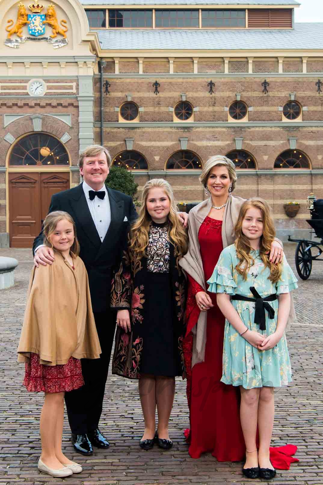 Reyes Guillermo y Máxima de Holanda con sus tres hijas