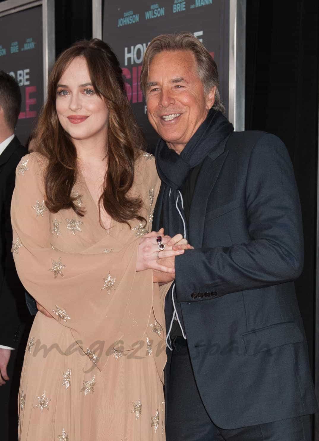 dakota-johnson-y-don-johnson en la premiere de mejor...solteras