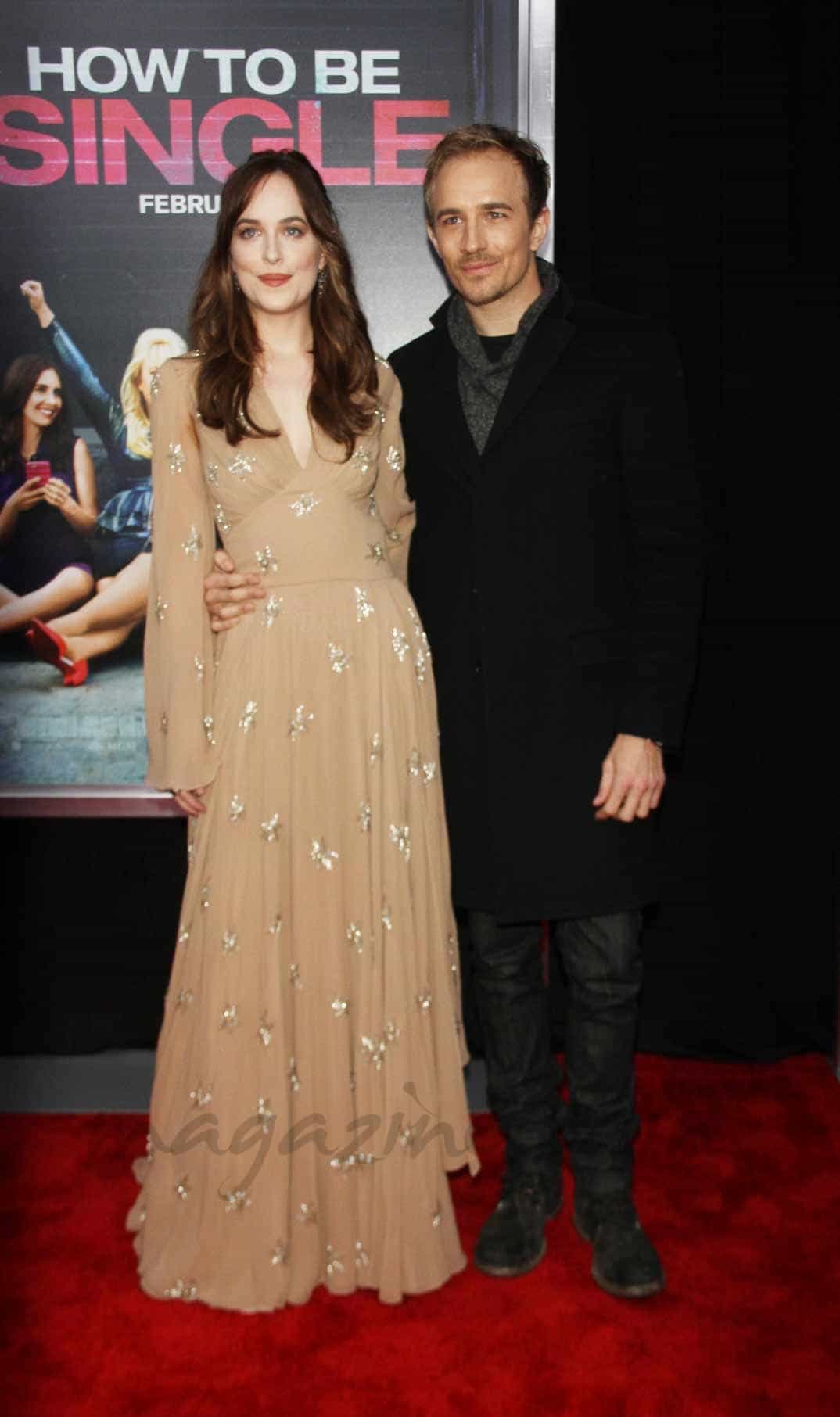 dakota-johnson-y-jesse-johnson en la premiere mejor...solteras