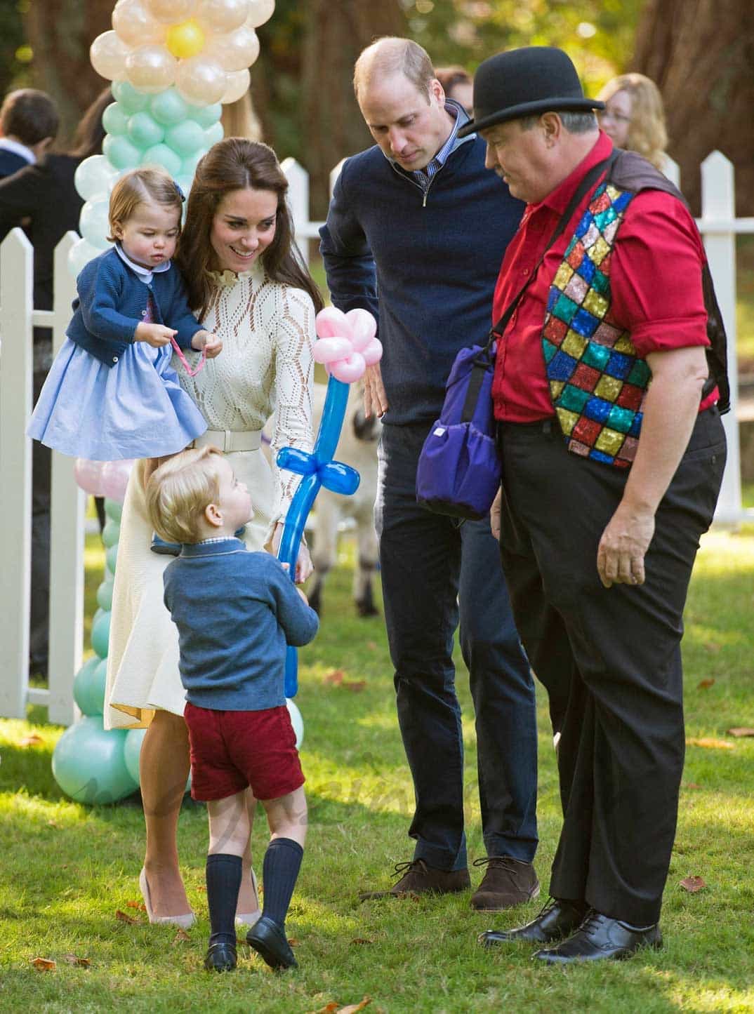 Los duques de Cambridge con sus hijos