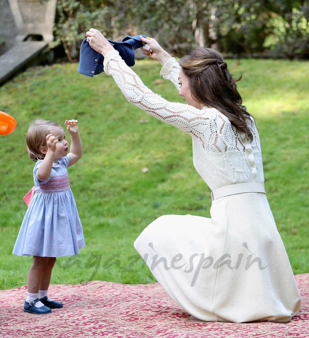 Duquesa de Cambridge y la princesa Charlotte