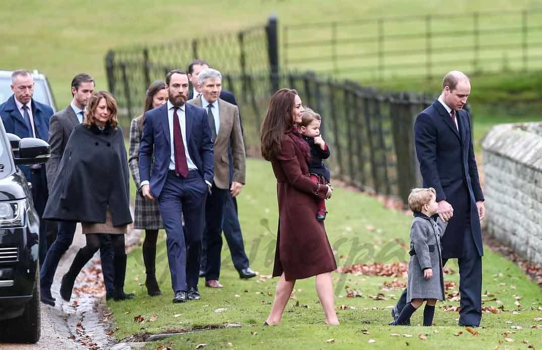 duques de cambridge y sus hijos en la misa de navidad