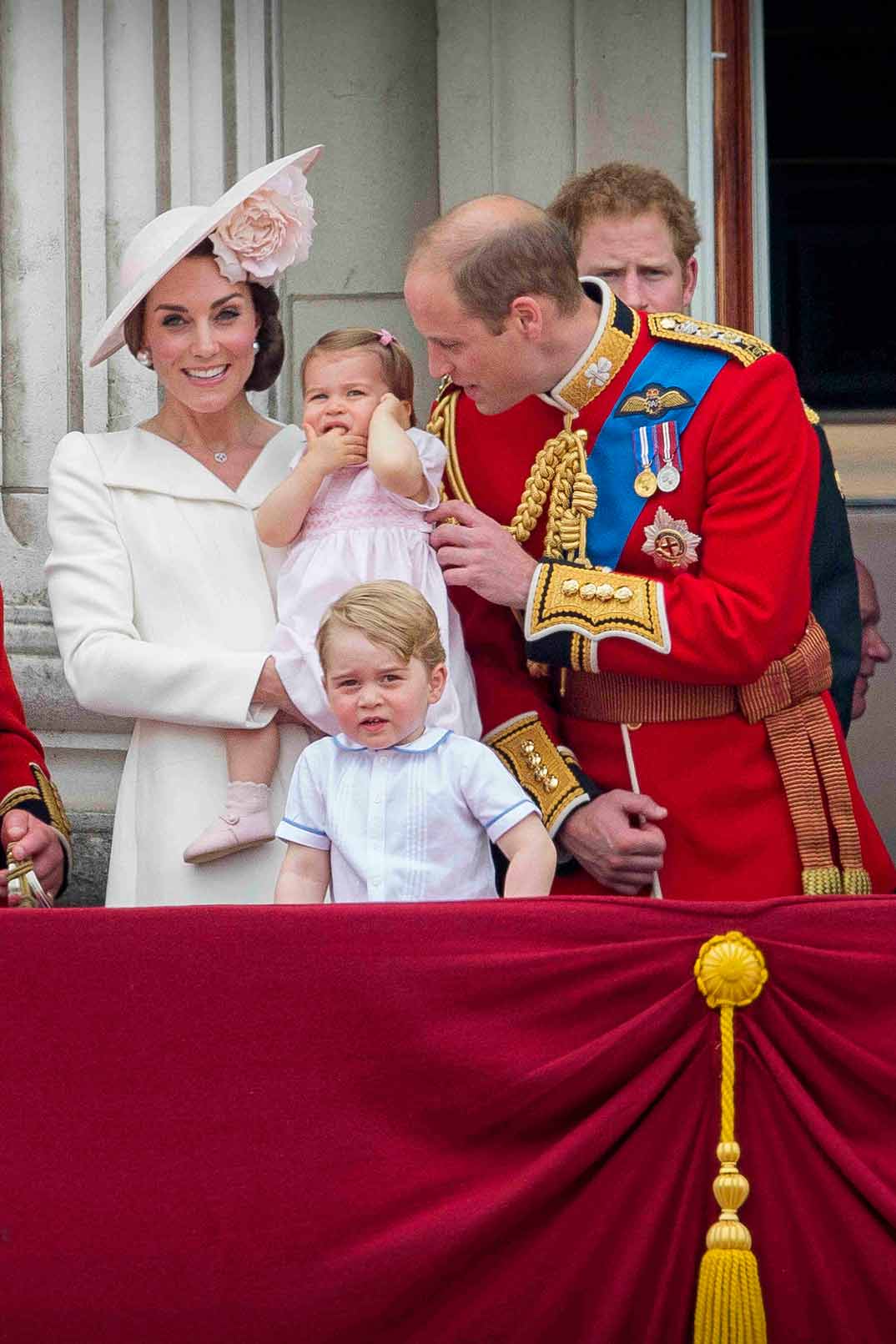 duques-de-cambridge-con-sus-hijos en el cumpleaños de la reina isabel