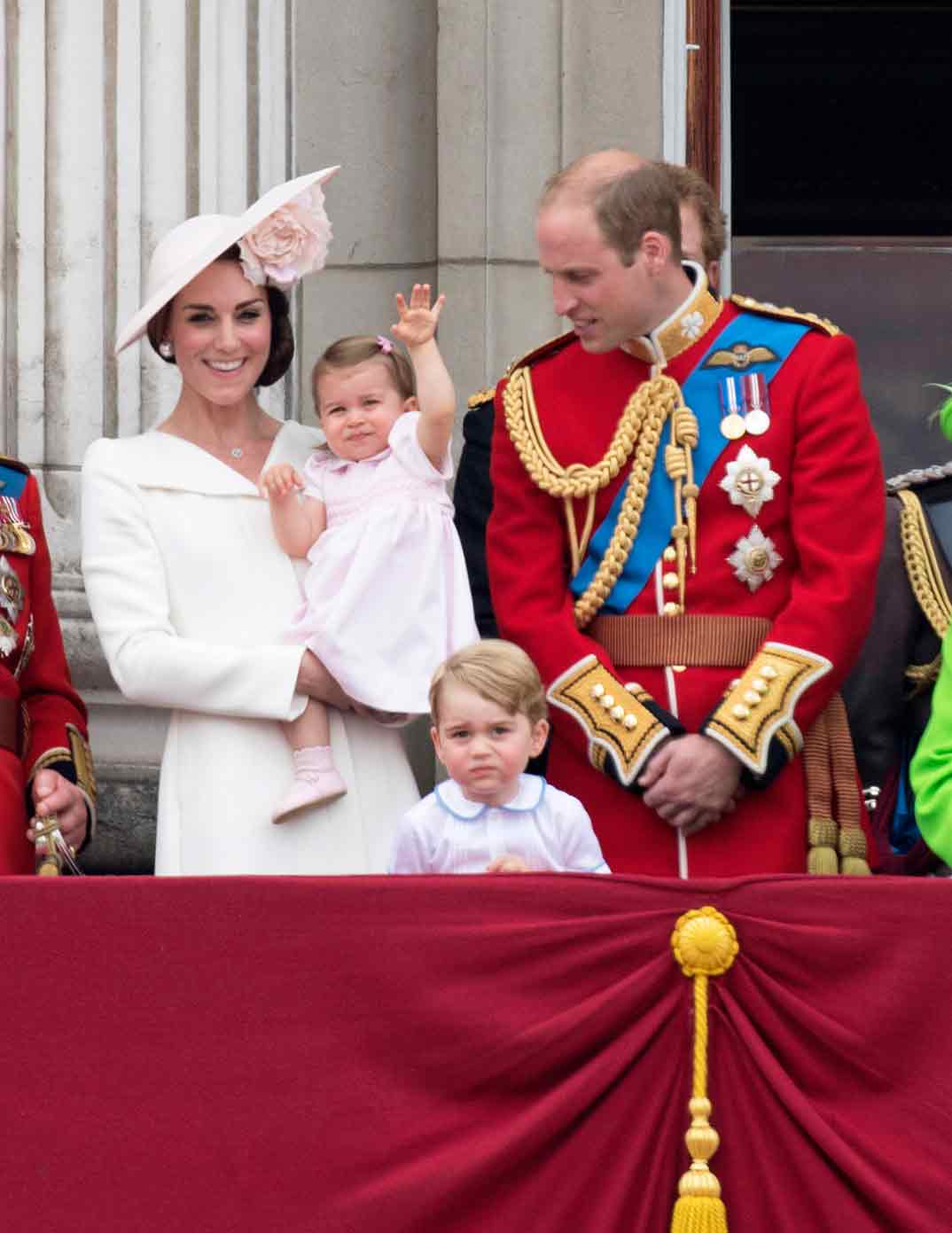 duques-de-cambridge-con-sus-hijos- cumnpleaños reina