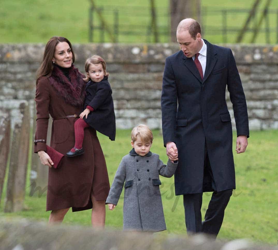 duques de cambridge y sus hijos en la misa de navidad