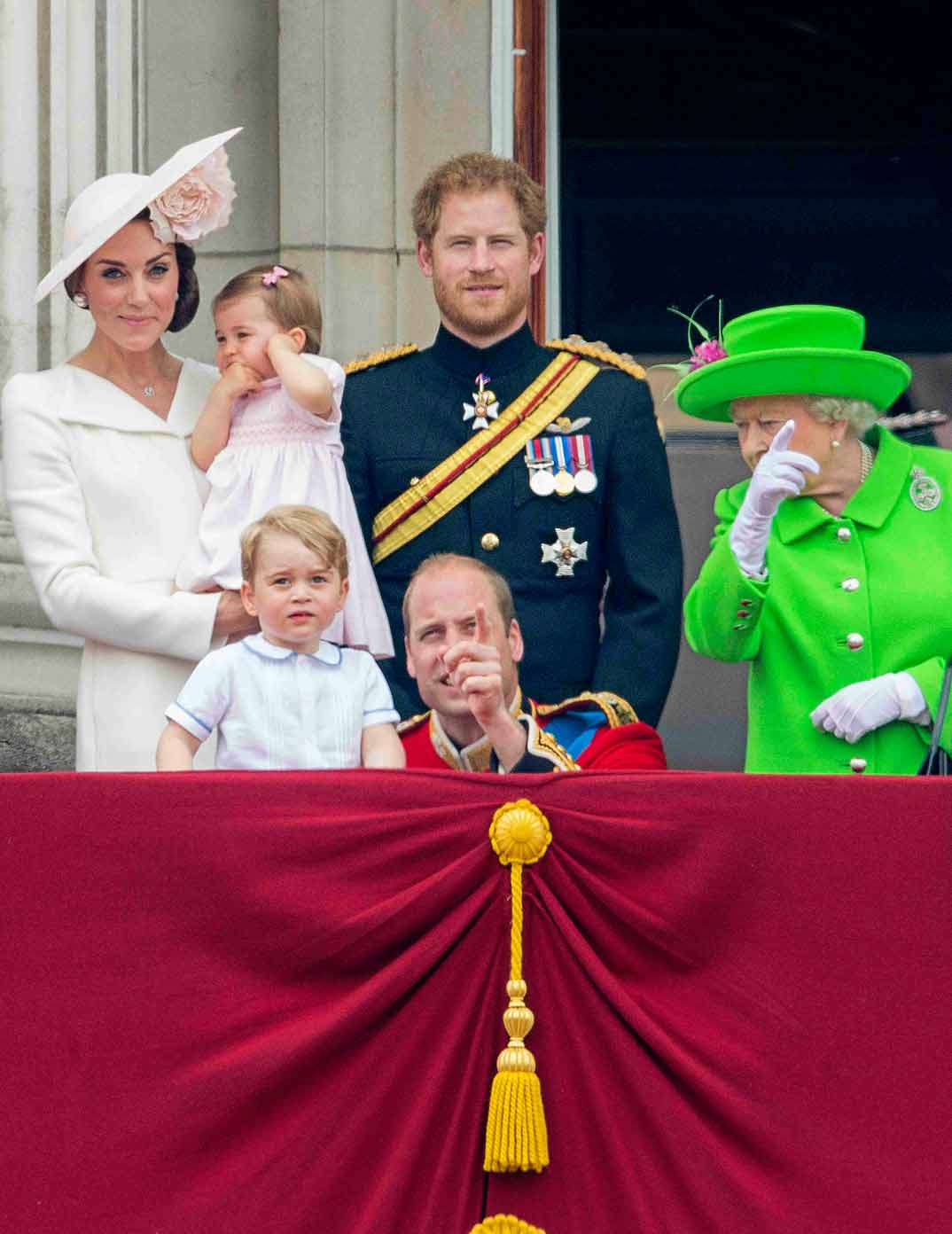 duques-de-cambridge-con-sus-hijos-principe-harry-y-reina-isabel