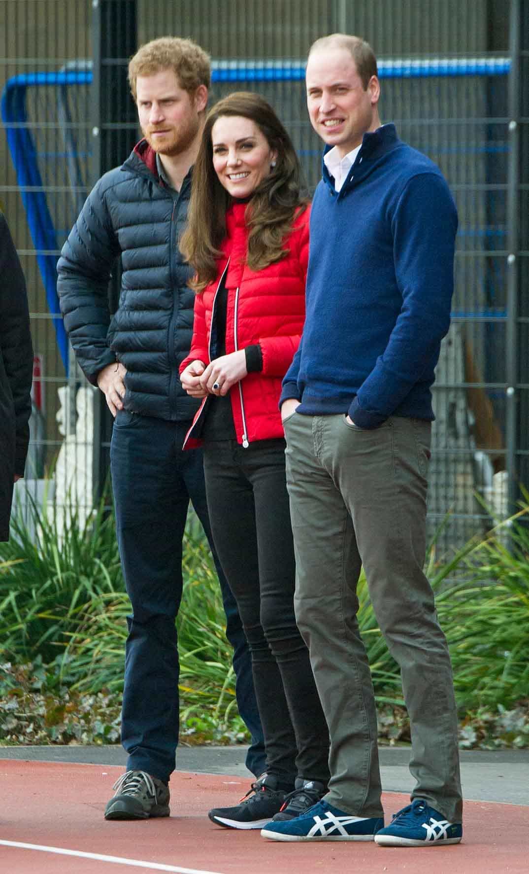 duques de cambridge y el principe harry participan en las carreras