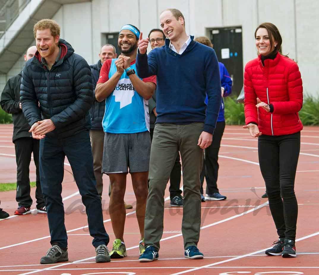 duques de cambridge y el principe harry participan en las carreras