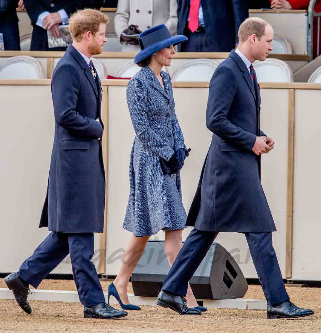 duques de cambridge y principe harry en horse guards parade