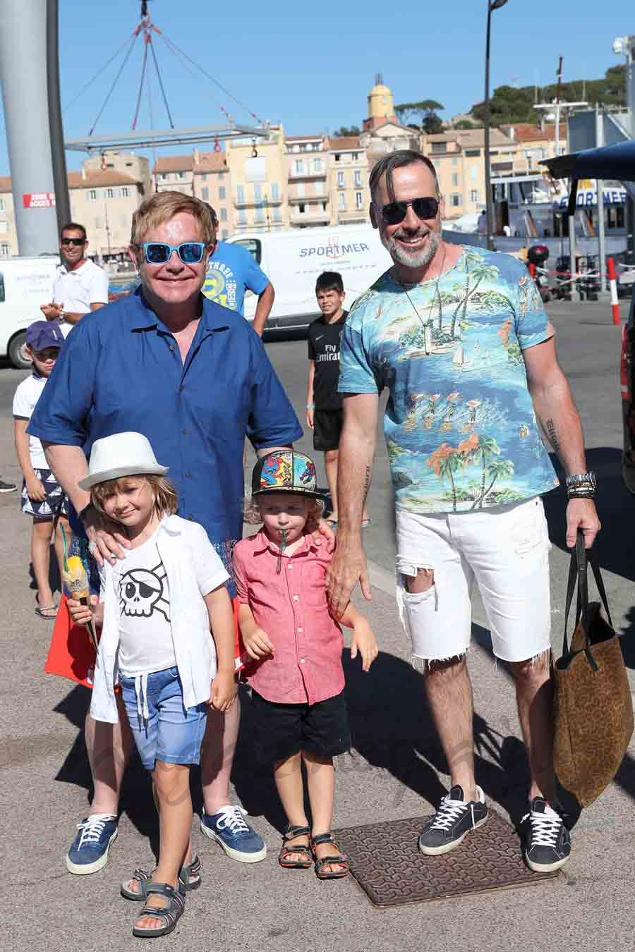 elton john y david furnish con sus hijos