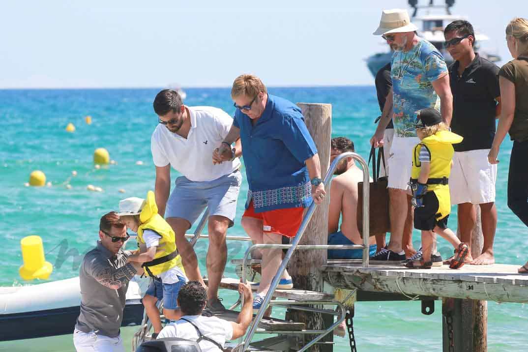 elton-john-y-su-familia vacaciones en malaga