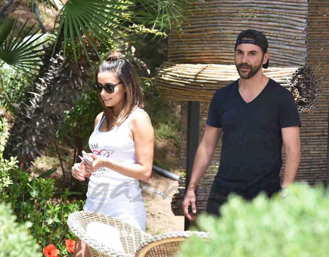 eva longoria y pepe baston solidarios en marbella