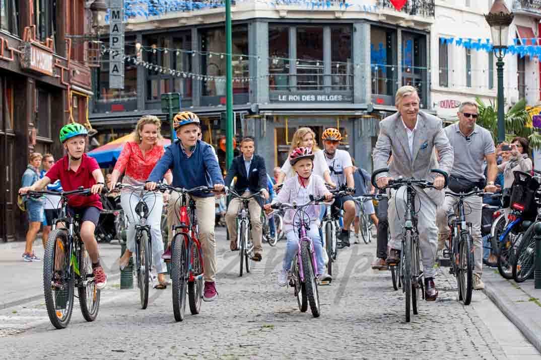 familia real belga paseo en bici por las calles de bruselas