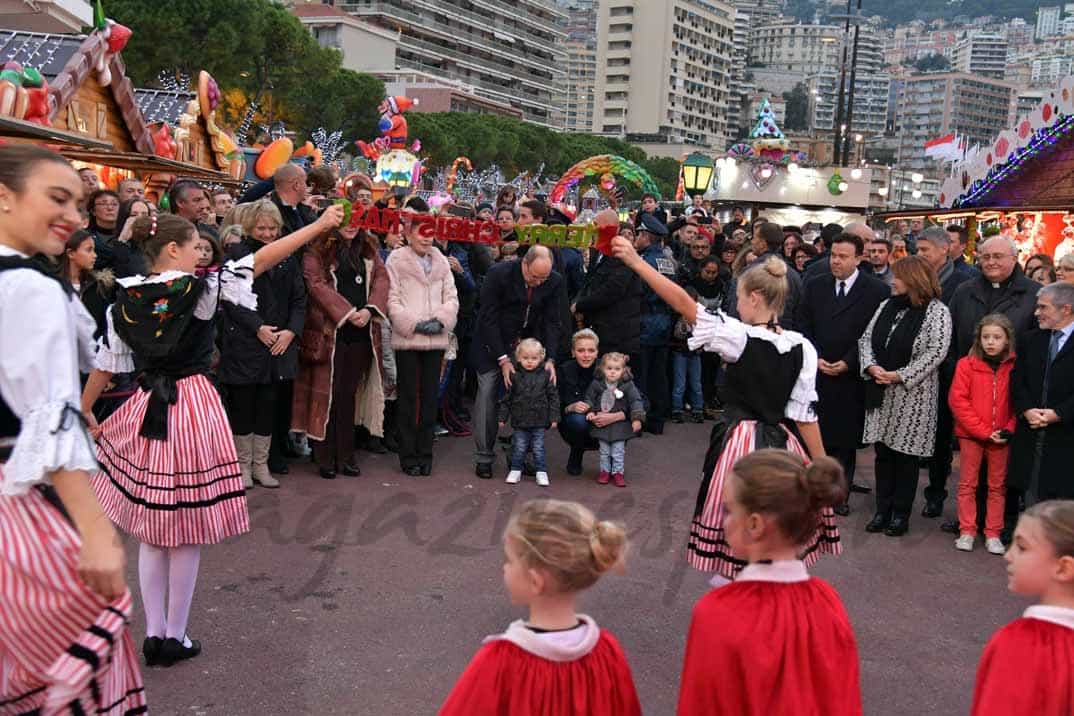 familia real de monaco inauguran christmas village