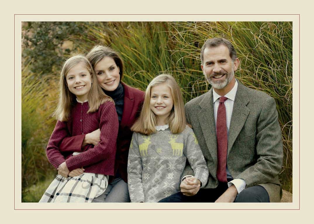 felipe y letizia con sus hijas nos felicitan la navidad