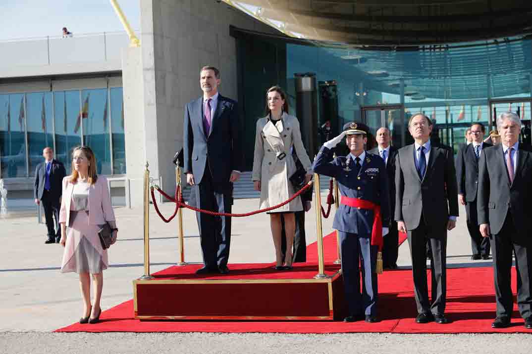 Sus Majestades los Reyes reciben honores en el Pabellón de Estado de la T-4 del Aeropuerto Adolfo Suárez Madrid-Barajas, antes de partir a Japón © Casa S.M. El Rey