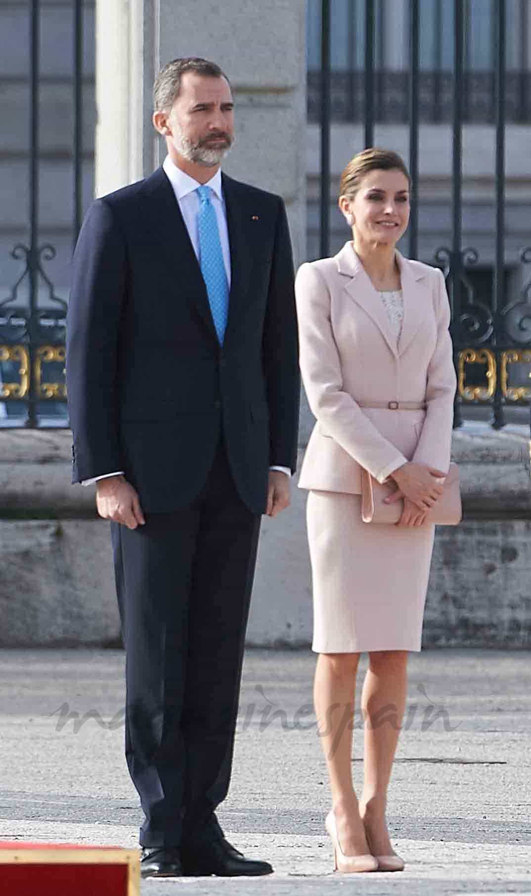 felipe y letizia reciben al prseidente de argentina y su esposa