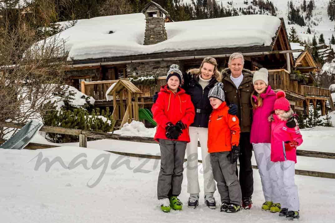 Felipe-y-matilde-de-belgica-con-sus-hijos esquiando en suiza