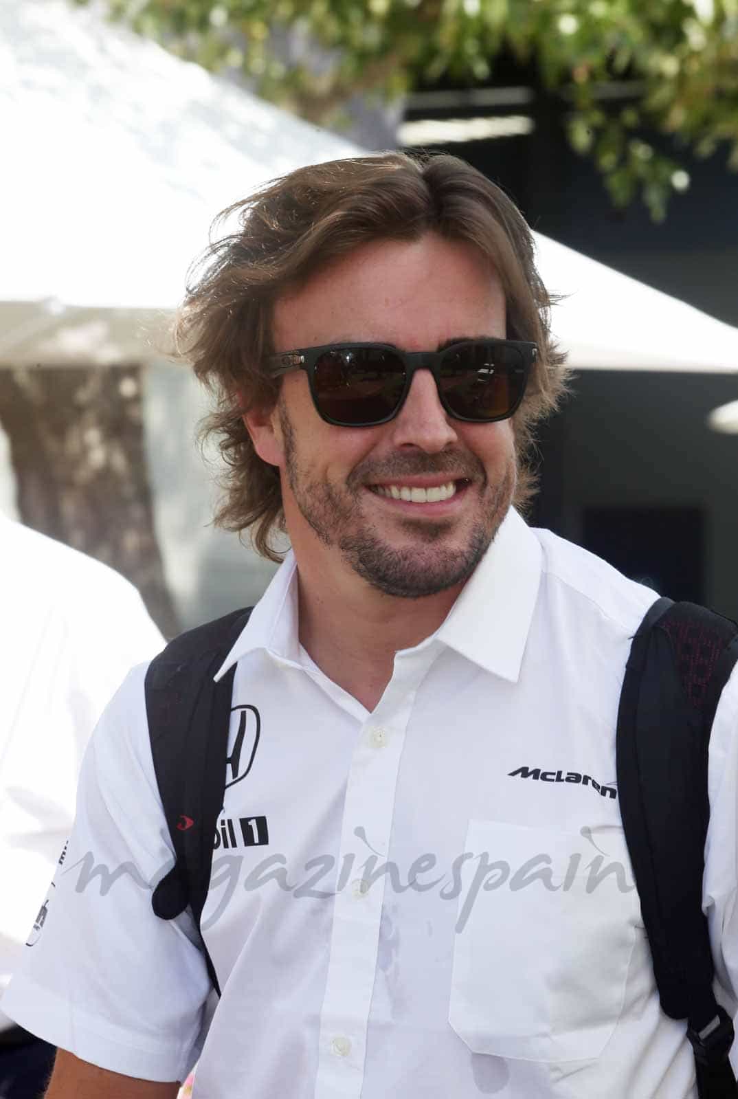 fernando alonso no pierde la sonrisa en melbourne