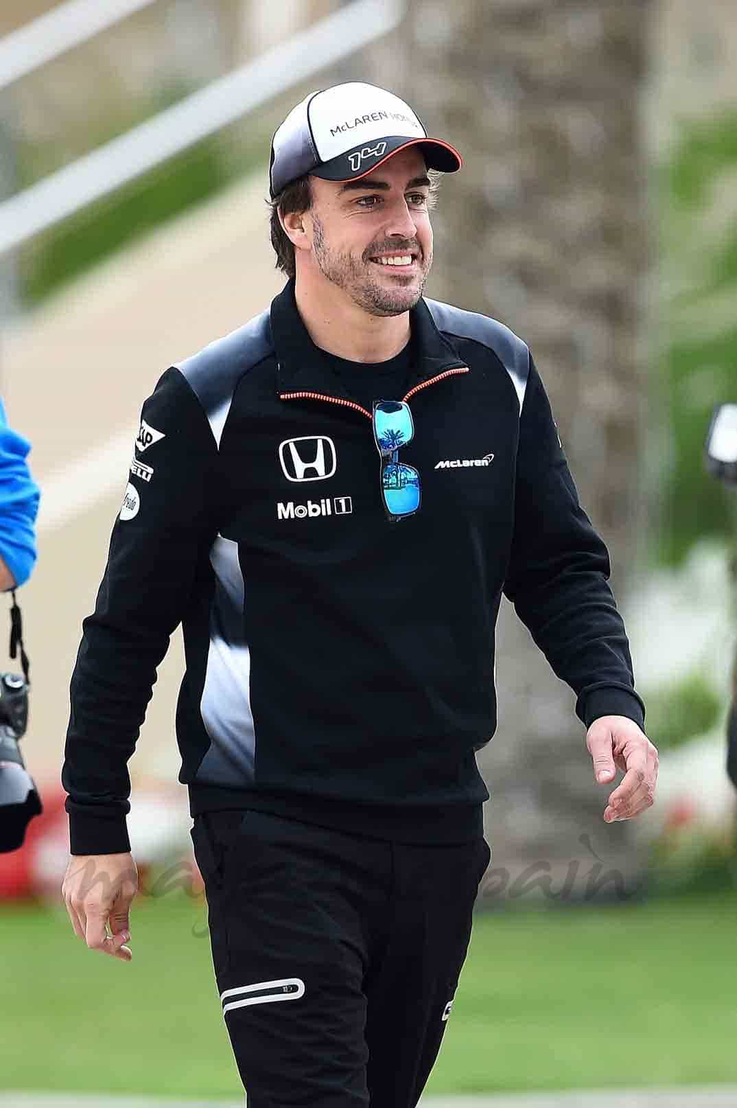 fernando alonso presenta su nuevo casco