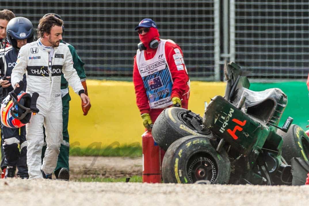 fernando alonso y mclaren accidentado en melbourne